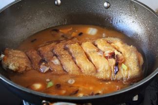 放入煎好的鲽鱼。
再放入适量的水，水的量与鱼齐平。 这时用大火炖开。