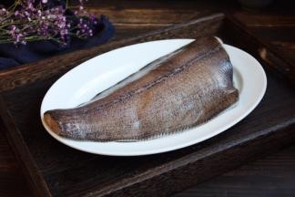 将鲽鱼的鱼鳞刮去，去除内脏，清洗干净，沥干水分。