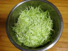 
西葫芦洗净擦成细丝（要嫩一点的）