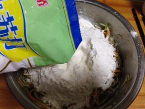 
然后加入面粉和小苏打