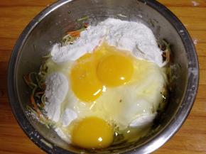 
打入鸡蛋拌匀
