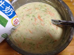 
倒入鲜奶和匀，面糊不能太稀，也不能太稠