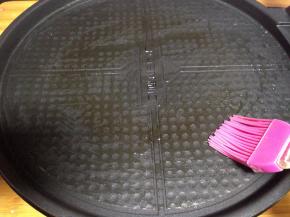 
电饼铛上下火预热，表面抹少许油
