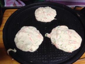 用勺子舀适量面糊倒入饼铛