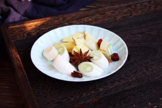 葱切段，姜切片，蒜切片，干辣椒切成小段。