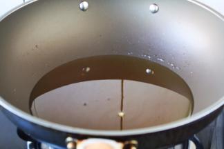 大火起锅，锅烧热后放入大量的油。