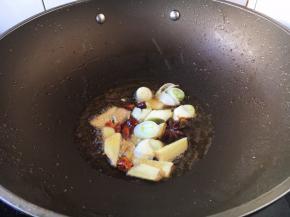 锅里留少许底油，中火，放入备好的佐料爆香。