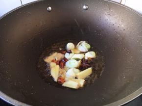 锅里留少许底油，中火，放入备好的佐料爆香。
