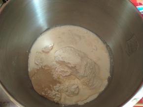 把中种的食材全部放入厨师机的面桶内。