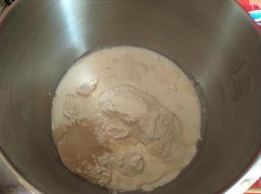 把中种的食材全部放入厨师机的面桶内。