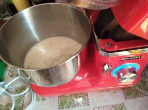 厨师机先低速慢慢拌匀，然后转中高速搅打到能扯出粗膜，大约20-30分钟。