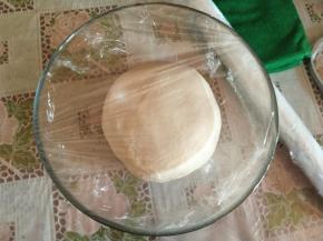 保鲜膜密封后，室温发酵三十分钟，然后冷藏隔夜。