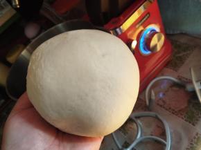 取出面团，收拢成一块光滑的面团。