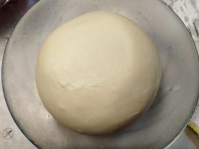 第二天，取出面团，大约是昨天的两倍大。