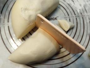 直接用刮板切成小块。