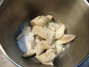 把小面块放入厨师机的面桶内，加入砂糖、食盐、奶粉，搅拌均匀。