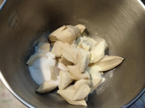 把小面块放入厨师机的面桶内，加入砂糖、食盐、奶粉，搅拌均匀。