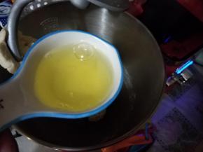 然后加入蛋白液，继续搅拌。