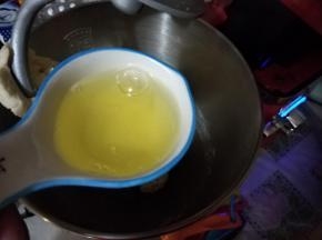 然后加入蛋白液，继续搅拌。