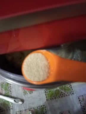 当蛋液搅拌均匀后加入酵母搅拌至中度拓展。