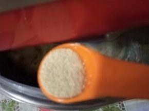 当蛋液搅拌均匀后加入酵母搅拌至中度拓展。