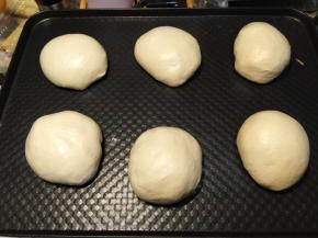 基本发酵十分钟后平均分成六份，整理成圆松弛三十分钟。