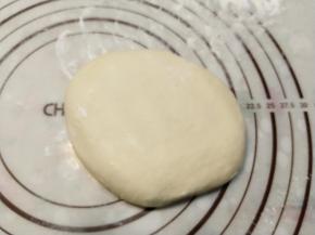 取出一块面团，如果还是十分粘的话，可以撒少许手粉。