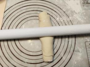 换个方向，再次擀成细长条状。