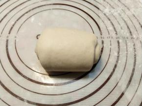 卷起来，宽度不要超过土司盒子。