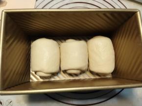 依次做好放入土司盒子。