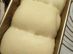 发酵至八分满后放入180度预热好的烤箱，烤制35分钟左右即可。