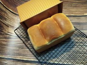 烤制完成后马上取出，震动一下，直接脱膜。