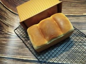 烤制完成后马上取出，震动一下，直接脱膜。