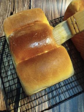 然后可以在表面刷一层薄薄的液态的黄油，当然不喜欢的可忽略。