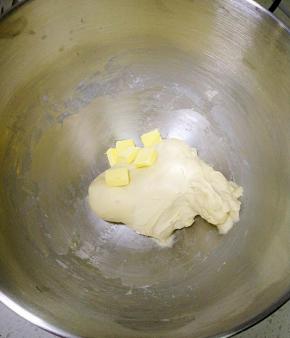 除黄油外所有面团材料按照先液体中间粉上面酵母的顺序投入厨师机，和面10分钟，揉到能拉出厚膜之后放入黄油。
