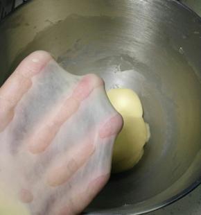 揉至扩展阶段，能拉出坚韧薄膜，盖上保鲜膜放温暖处进行基础发酵。