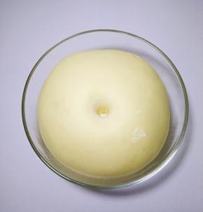 面团发酵两倍大，用手戳洞不回弹。