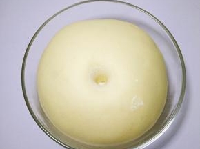 面团发酵两倍大，用手戳洞不回弹。