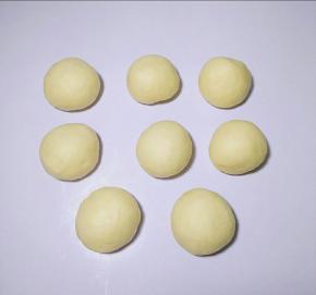 取出面团轻按排气，分成8个小面团揉圆，盖保鲜膜松弛15分。