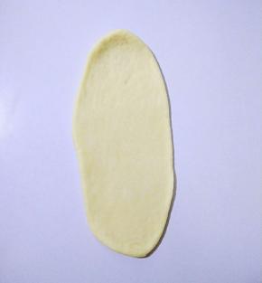 取一个面团擀成圆锥形。