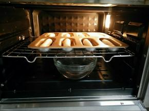 放进烤箱开启发酵功能，底部放碗热水保持湿度进行二次发酵。