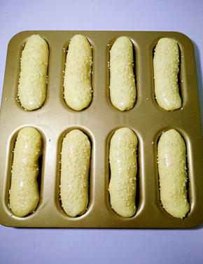 面团发酵两倍大，取出刷上蛋液撒上芝麻。