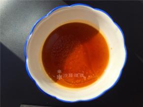 取碗加入适量生抽、醋、盐和香油，用热汤冲散。
