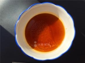 取碗加入适量生抽、醋、盐和香油，用热汤冲散。