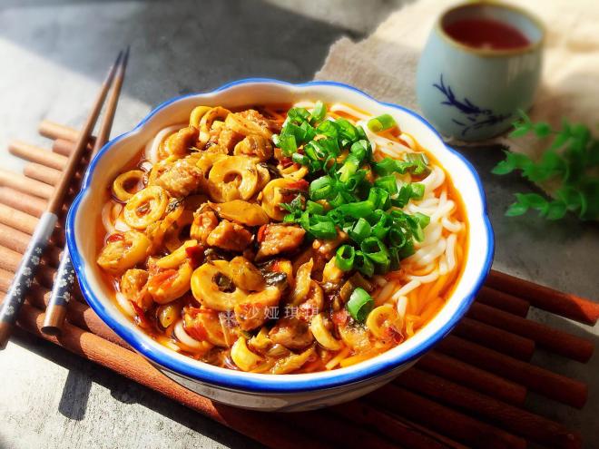 竹笋酸菜牛肉米线