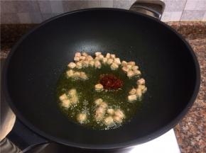 放入1勺豆瓣酱翻炒出香味。