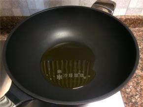 热锅倒油烧至八成热。