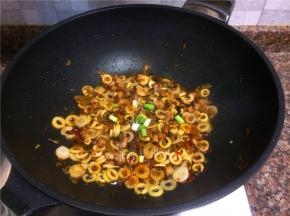 放入葱头翻炒均匀即可出锅。