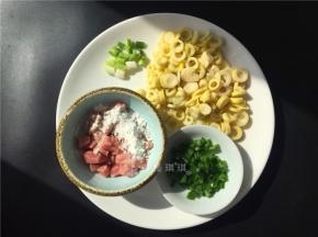 将牛肉切颗粒加入适量淀粉和香油拌匀；竹笋切小圈，葱头和叶子切好分开放。