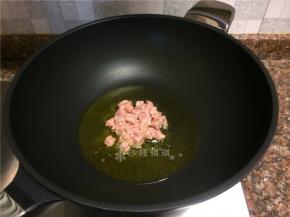 放入牛肉快速翻炒变色断生。